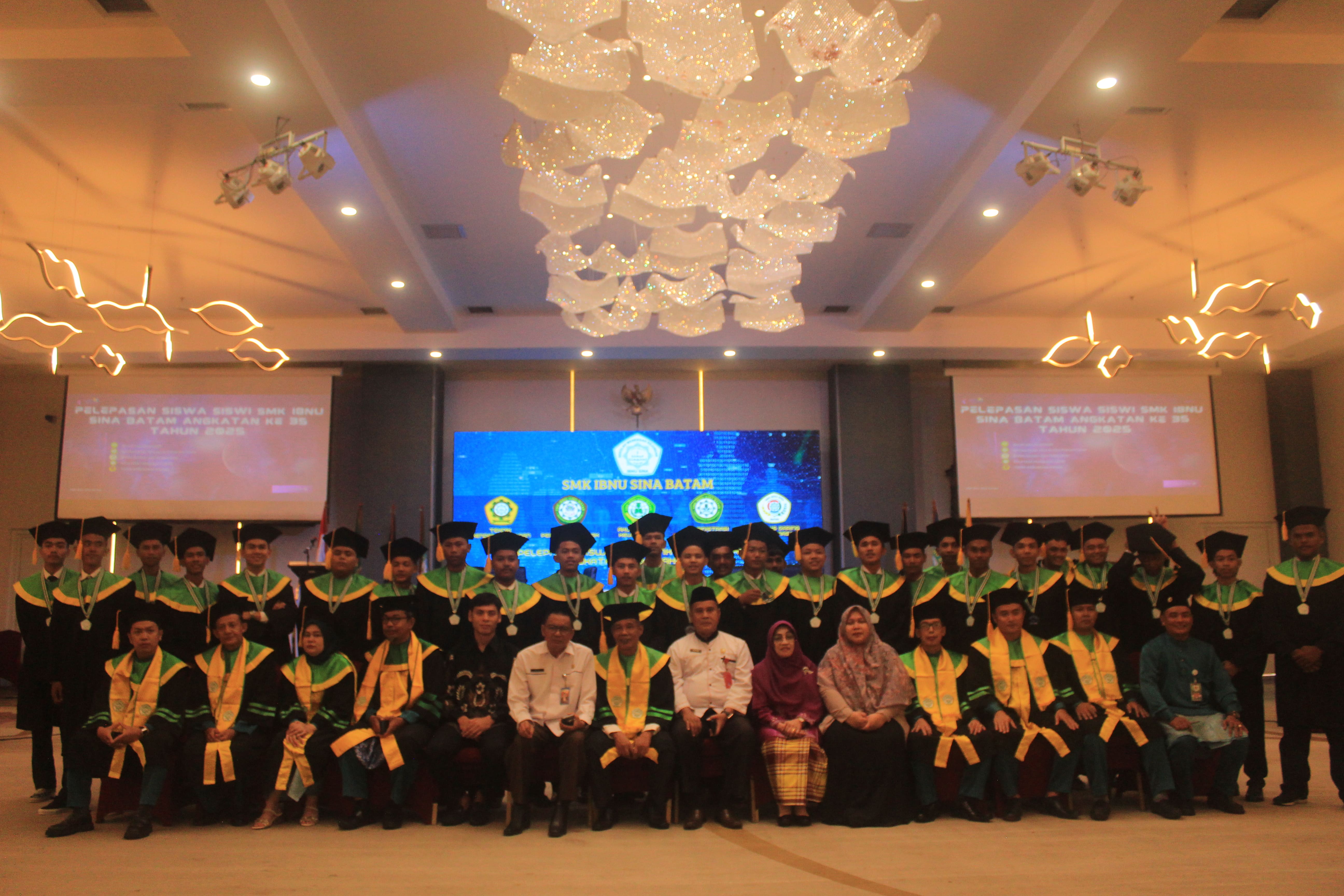 Pelepasan Siswa-Siswi SMK Ibnu Sina Batam Angkatan 35 Tahun Pelajaran 2024/2025